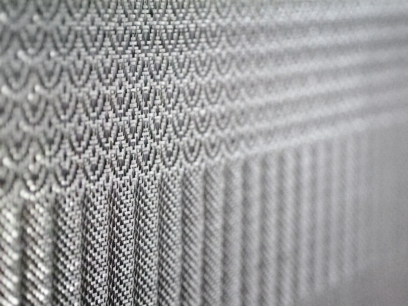 写真：炭素繊維を織り込んだ生地。独特の光沢がある。